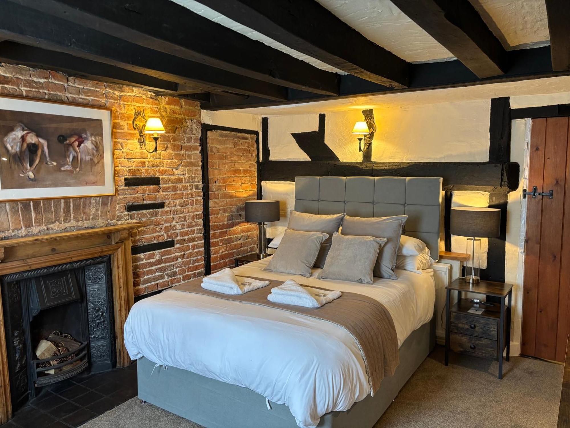 The Half Moon Inn Вокінг Екстер'єр фото